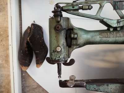 In una vetrina sono esposti un antico modellino di scarpa e la macchina da cucire di inizio Novecento appartenente al fondatore Domenico